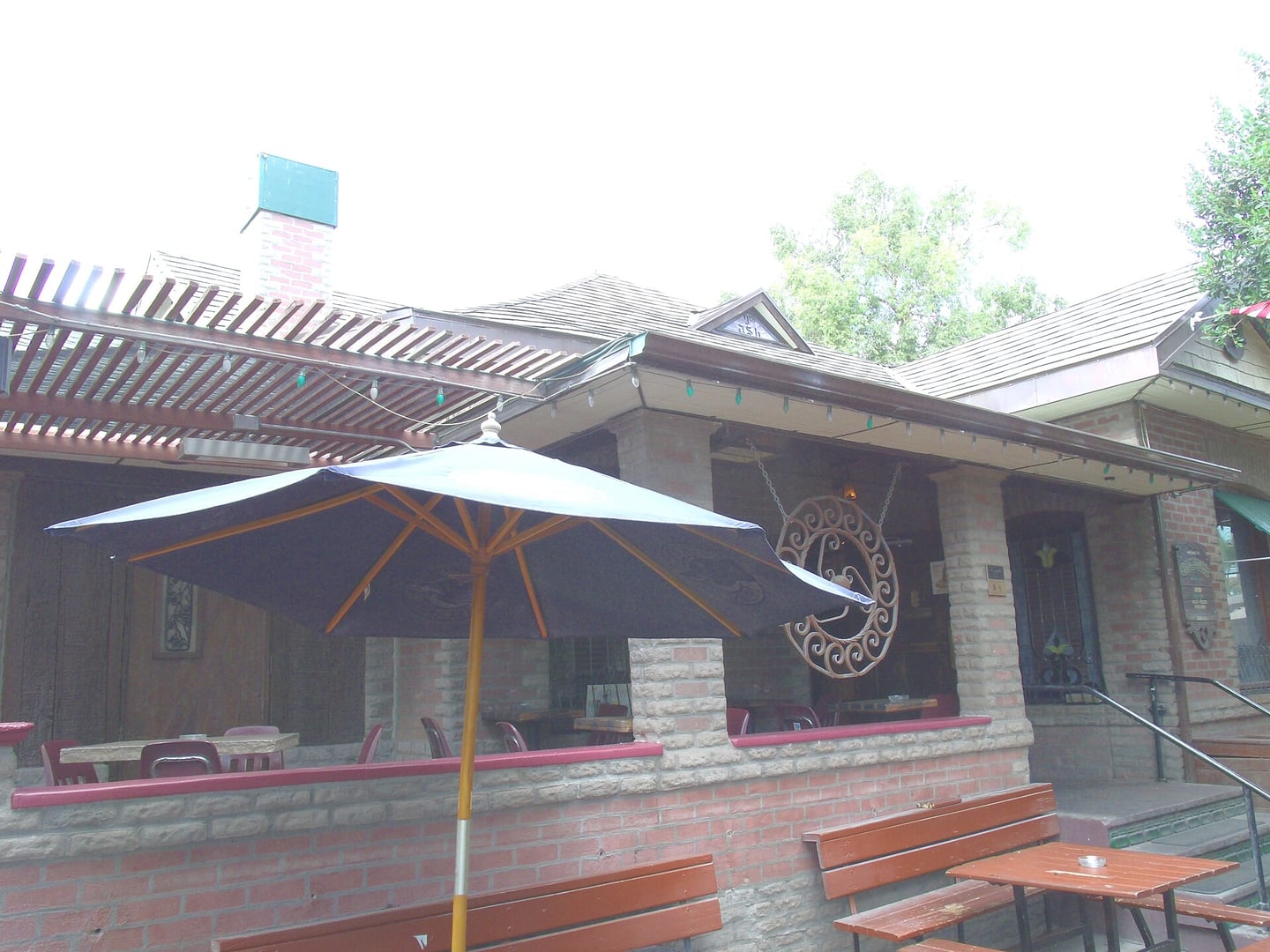 Exterior of the 1910 W.A. Moeur House at 850 S Ash Avenue in Tempe, Arizona, a Colonial Revival home operating as Casey Moore's Oyster House restaurant