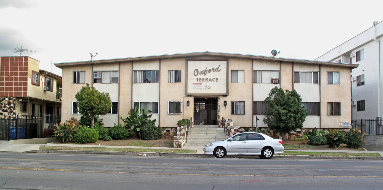 A dingbat building on Oxford Avenue in Koreatown, Los Angeles