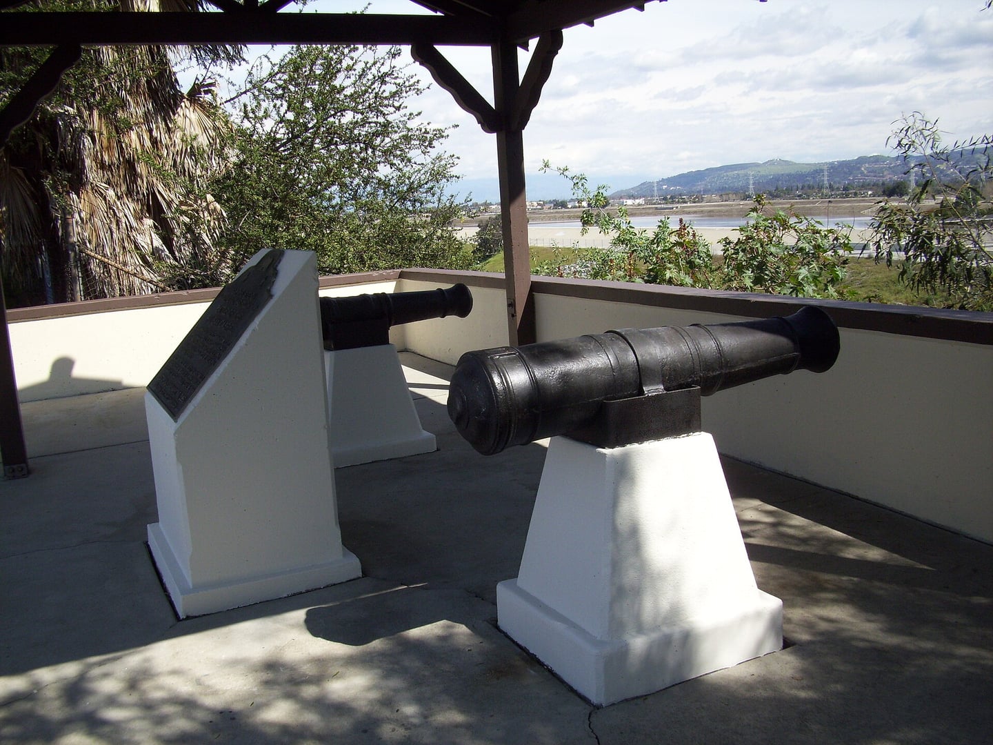 California Historical Landmark #385 marker with twin cannons at Washington Boulevard and Bluff Road, Montebello — Battle of Rio San Gabriel battlefield site