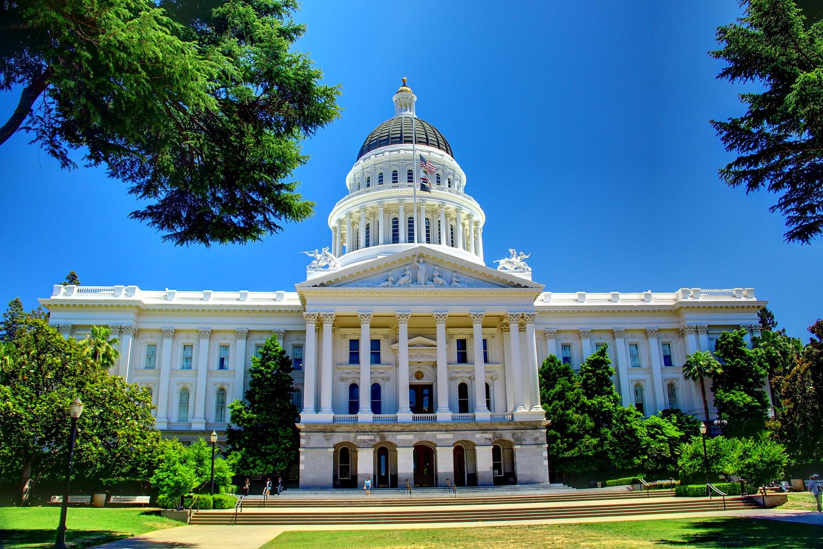 Full front facade of the California State Capitol, an 1874 neoclassical domed statehouse at 1315 10th Street in Sacramento, California