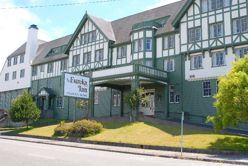 Four-story Elizabethan Tudor Revival Eureka Inn (1922) covering a full city block of downtown Eureka, California.