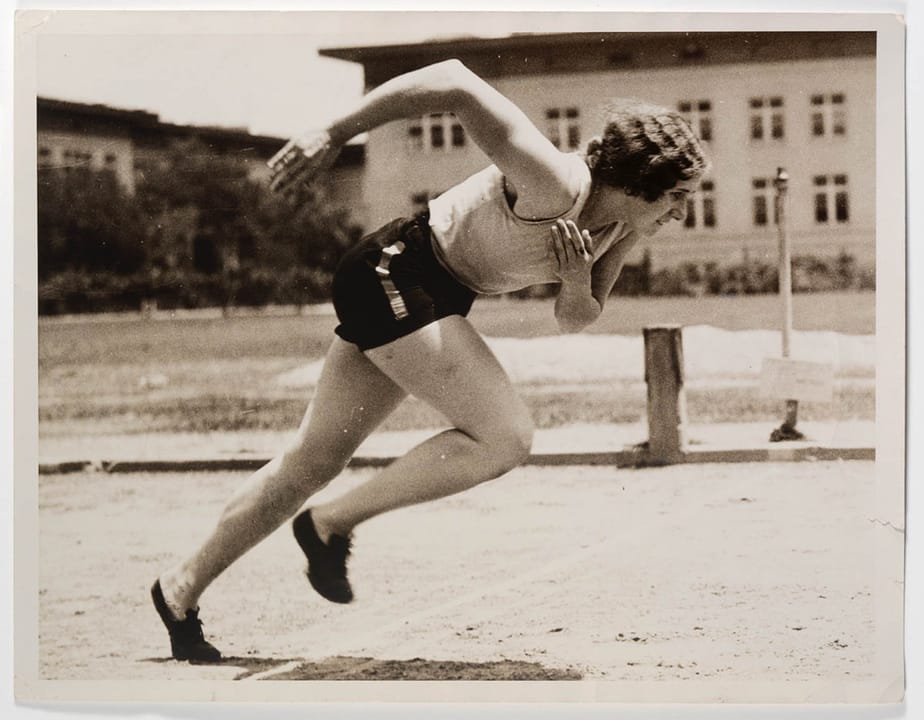 Eileen Wearne training at Manual Arts High School, Los Angeles, 1932. Black and white photoprint, State Library of New South Wales. PXA 998, R 941.
