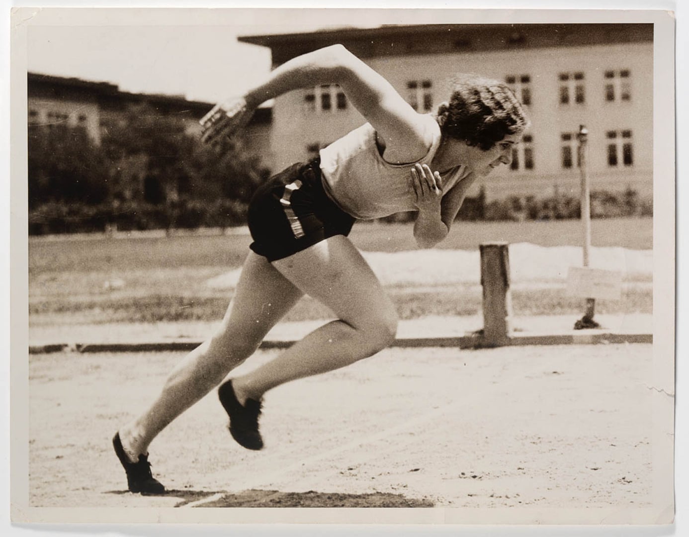 Eileen Wearne training at Manual Arts High School, Los Angeles, 1932. Black and white photoprint, State Library of New South Wales. PXA 998, R 941.