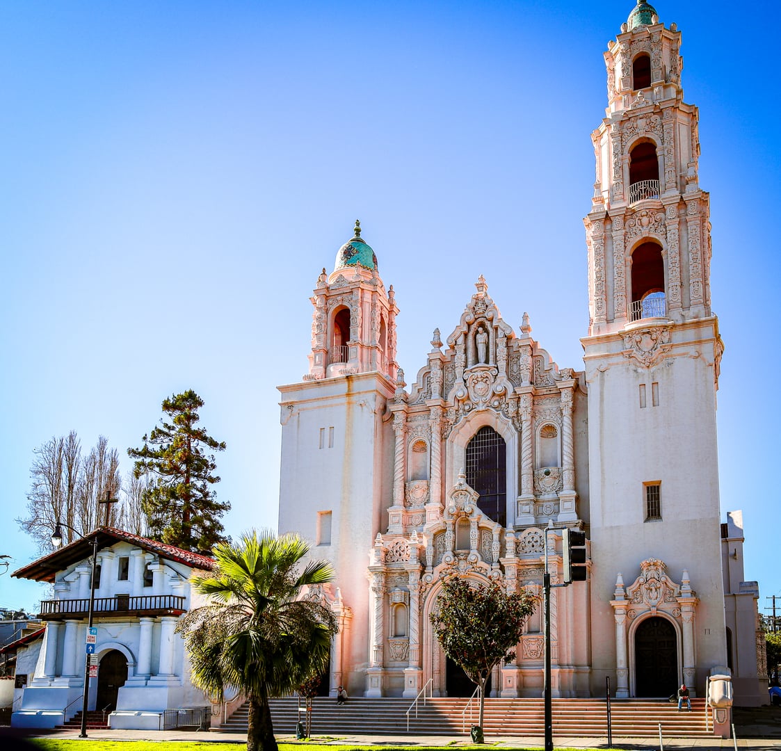 Adobe Mission San Francisco de Asís (Mission Dolores), the oldest building in San Francisco, beside the 1918 Mission Dolores Basilica