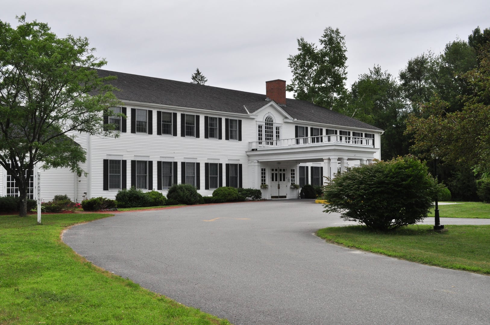 The white-clapboard Litchfield Inn on Bantam Road in the Litchfield Hills