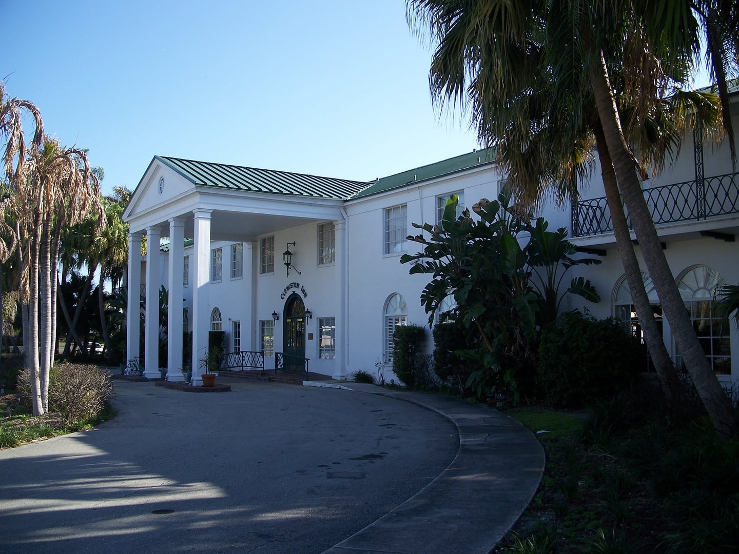 Exterior of the Clewiston Inn at 108 Royal Palm Avenue in Clewiston, Florida — a Classical Revival hotel built in 1926 and listed on the National Register of Historic Places