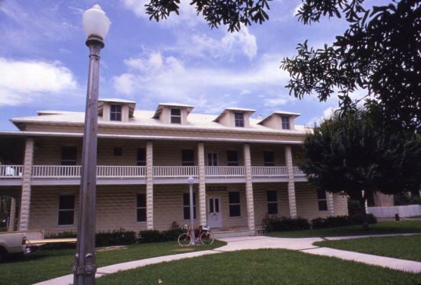 Historic exterior view of the New River Inn in Fort Lauderdale, Florida, captioned by the State Library and Archives of Florida, circa 1975.