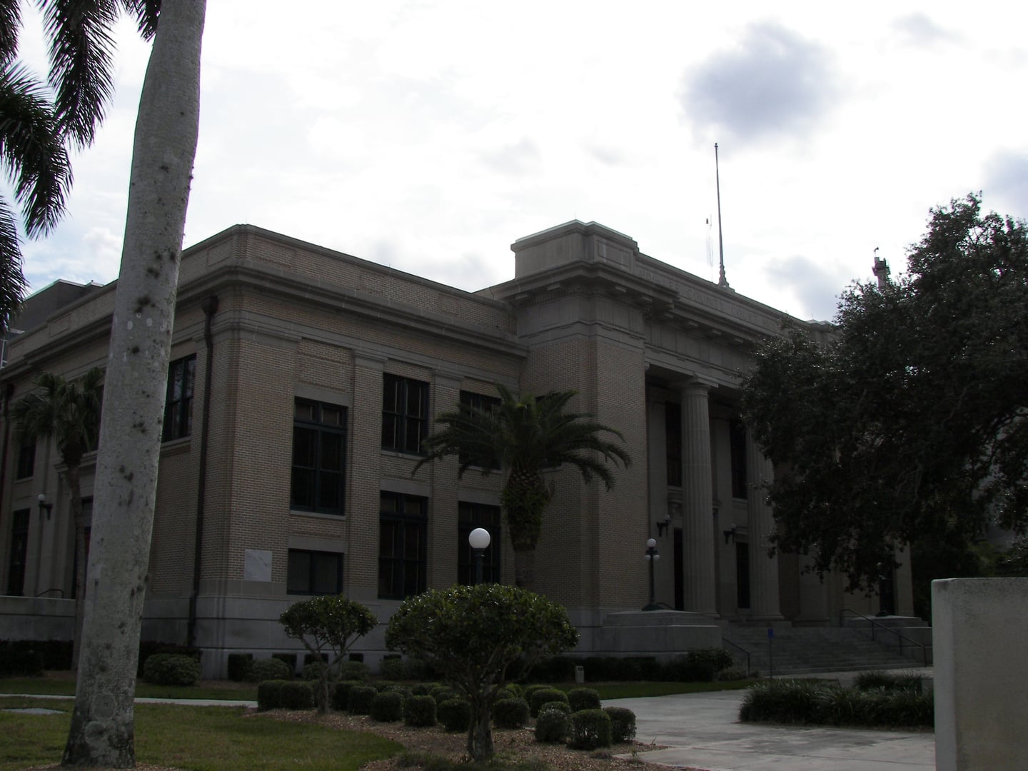 The 1915 Old Lee County Courthouse in Fort Myers, Florida, a Classical Revival building with Doric columns