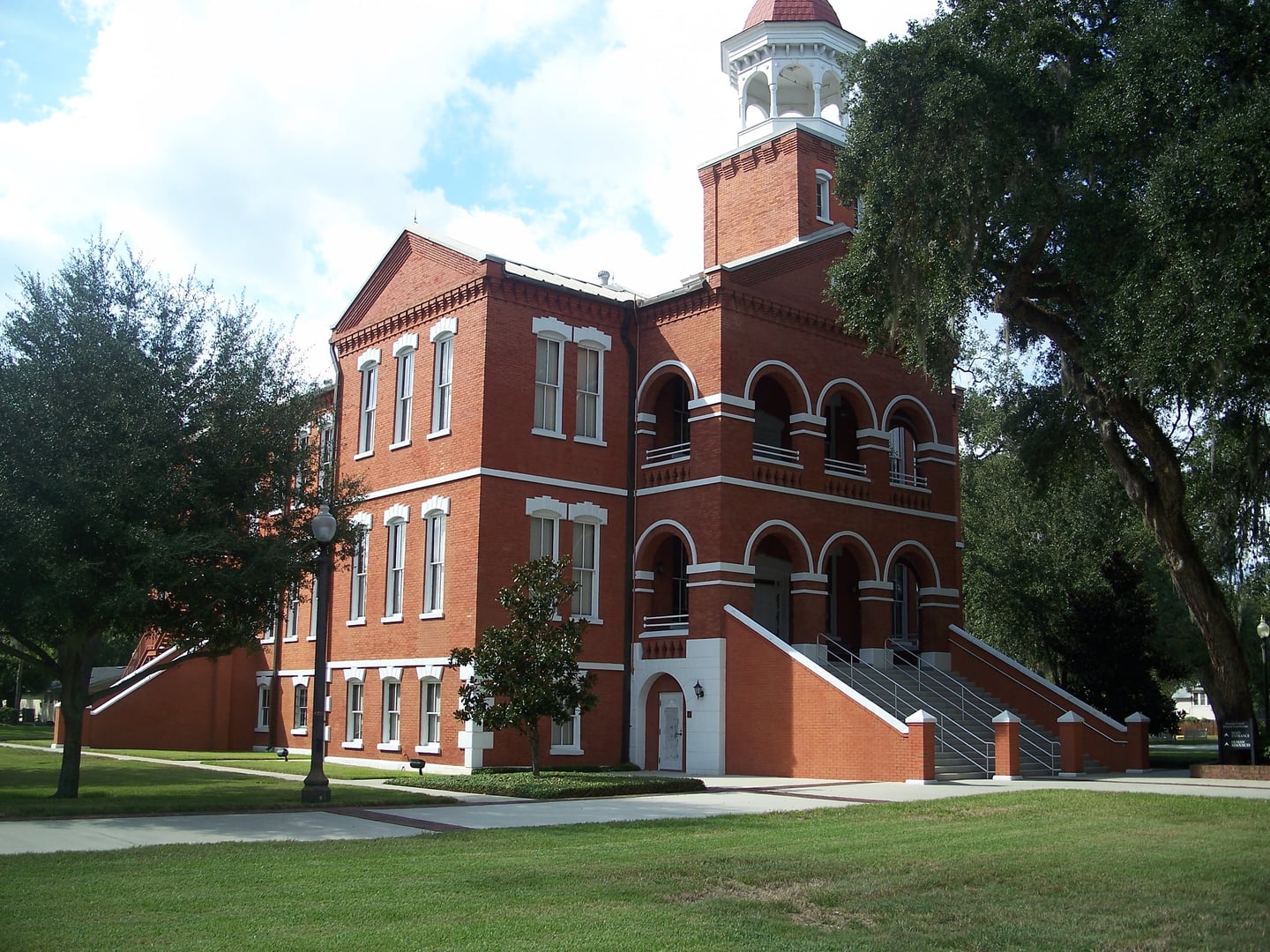 Romanesque Revival brick exterior of the Osceola County Historic Courthouse in Kissimmee, Florida, built 1890