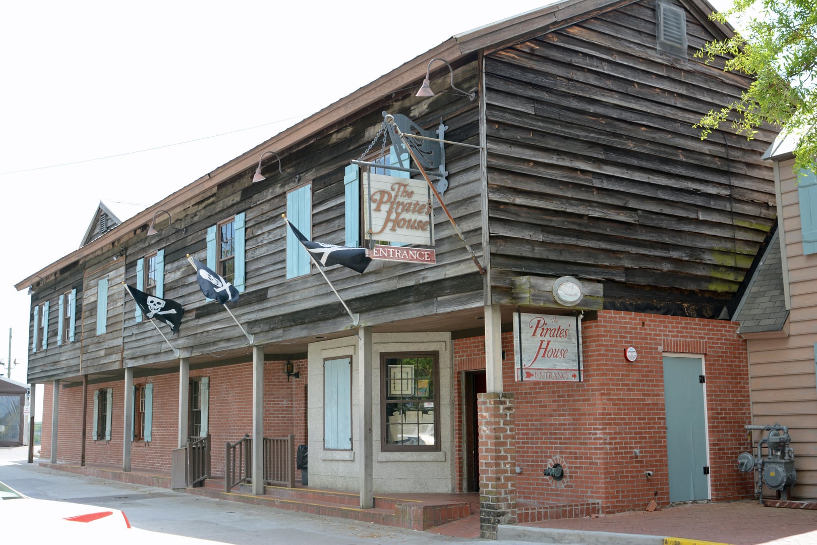 The Pirates' House restaurant exterior in Savannah, Georgia, a centuries-old tavern from 1734