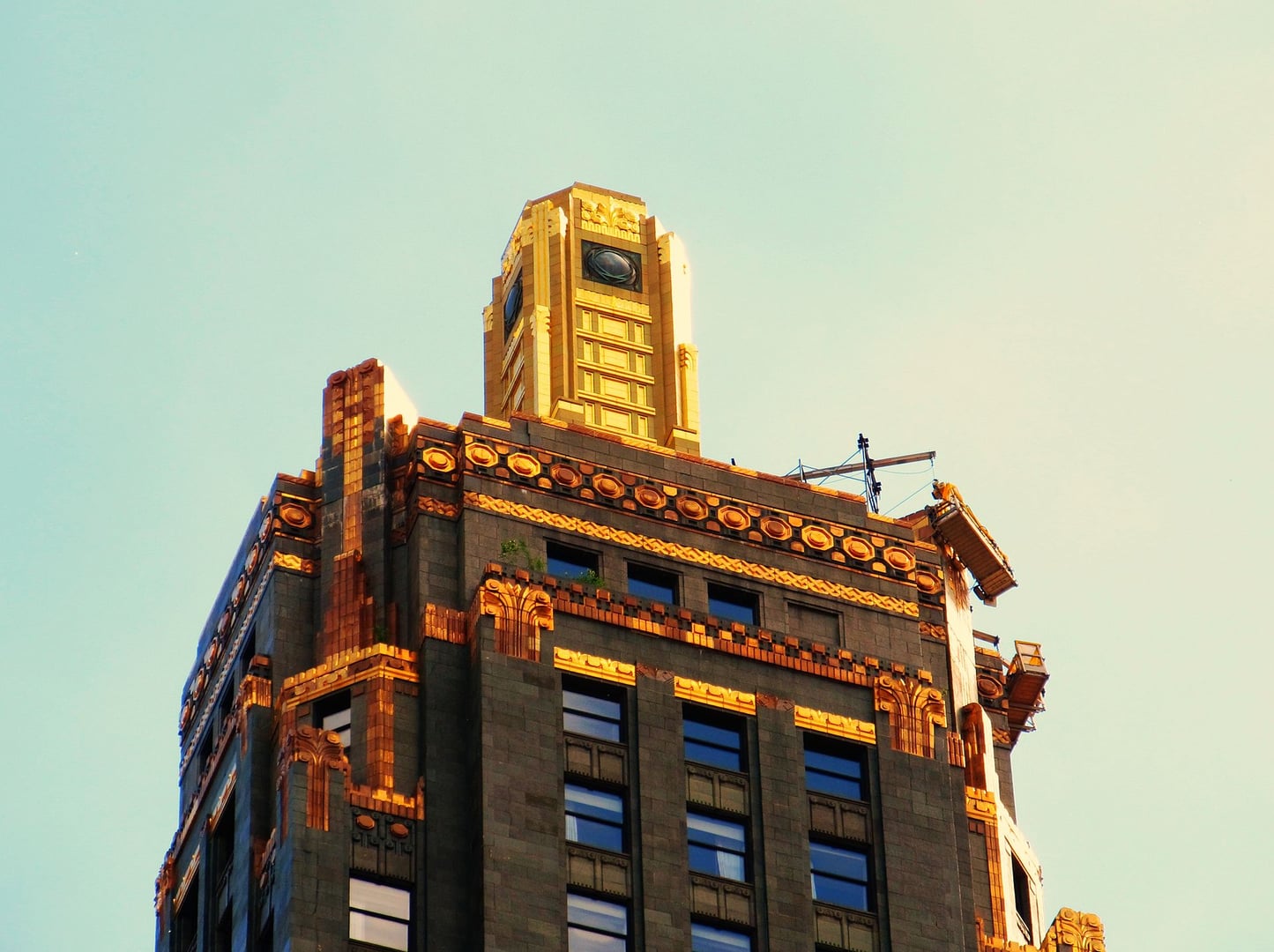 The Royal Sonesta Hotel at the corner of Wacker Drive and Wabash, meeting point for the Chicago Gangsters and Ghosts Walking Tour