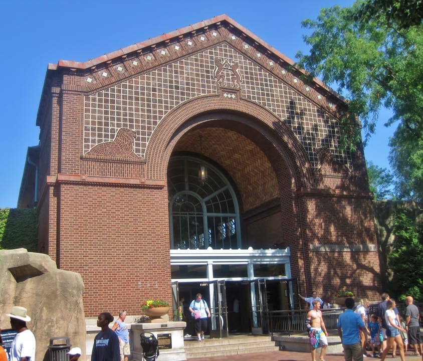Lincoln Park Zoo entrance archway in Chicago, Illinois