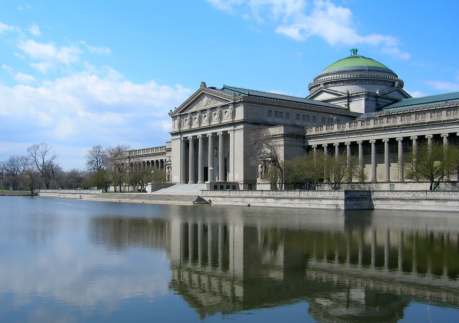 The Griffin Museum of Science and Industry in Chicago, the former 1893 World's Columbian Exposition Palace of Fine Arts, viewed from the south lagoon