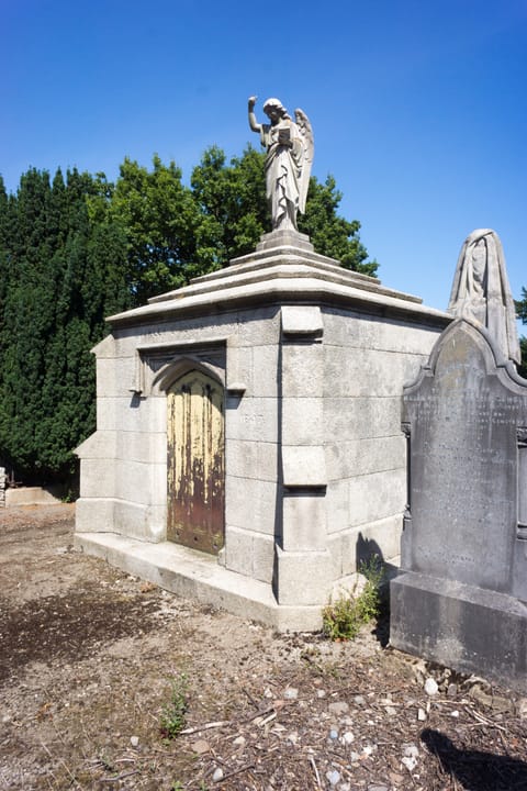 Mount Jerome is located in the heart of the suburb of Harold’s Cross which is centrally located on the south side of Dublin city, just beyond the grand canal. It is on the 16 and 9 bus routes. If you are getting a taxi make sure that they do not bring you to Mount Argus church which is nearby [I men
