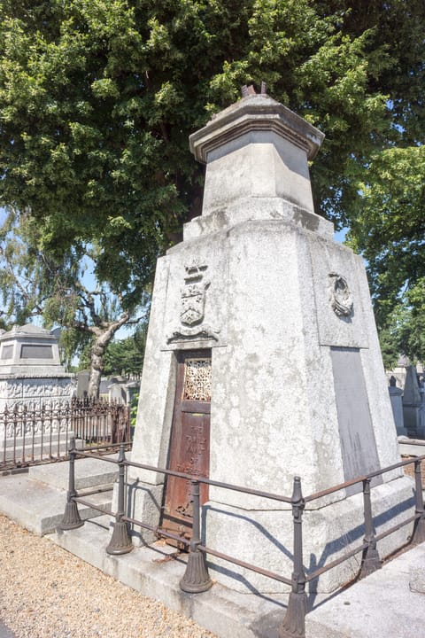 Mount Jerome is located in the heart of the suburb of Harold’s Cross which is centrally located on the south side of Dublin city, just beyond the grand canal. It is on the 16 and 9 bus routes. If you are getting a taxi make sure that they do not bring you to Mount Argus church which is nearby [I men