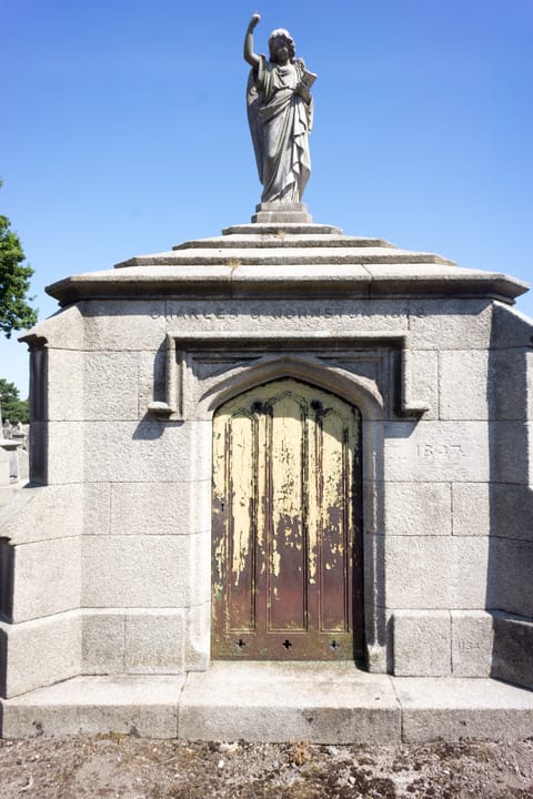 Mount Jerome is located in the heart of the suburb of Harold’s Cross which is centrally located on the south side of Dublin city, just beyond the grand canal. It is on the 16 and 9 bus routes. If you are getting a taxi make sure that they do not bring you to Mount Argus church which is nearby [I men
