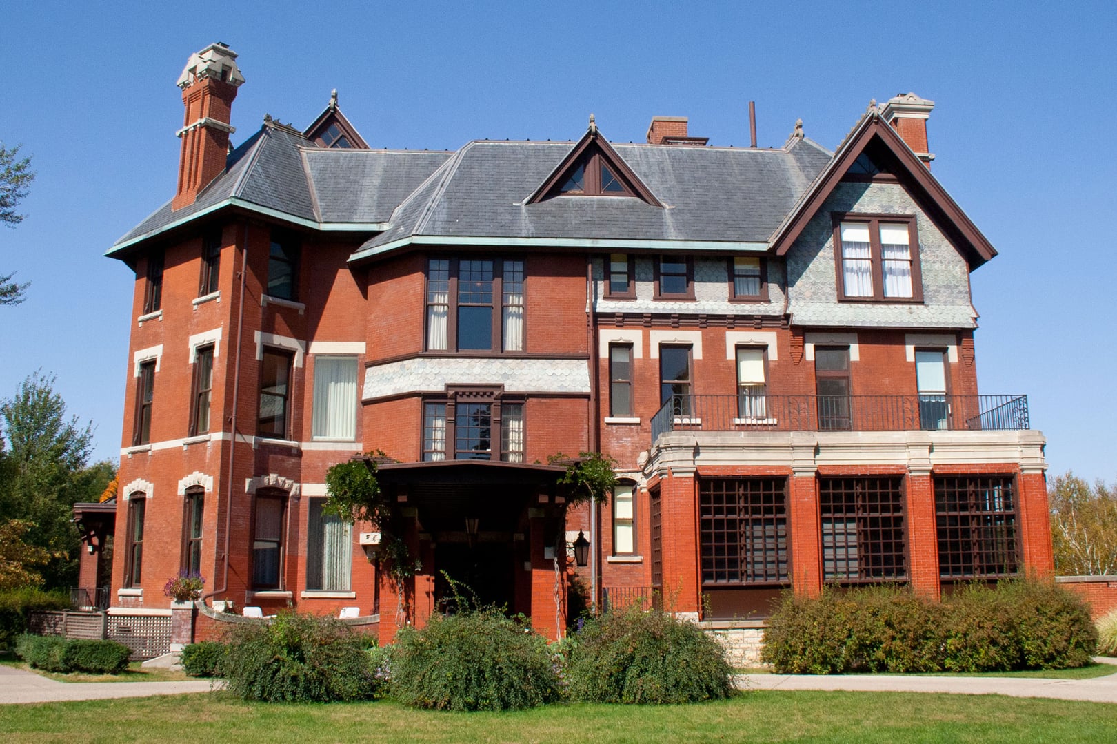 Queen Anne style Brucemore mansion exterior in Cedar Rapids Iowa