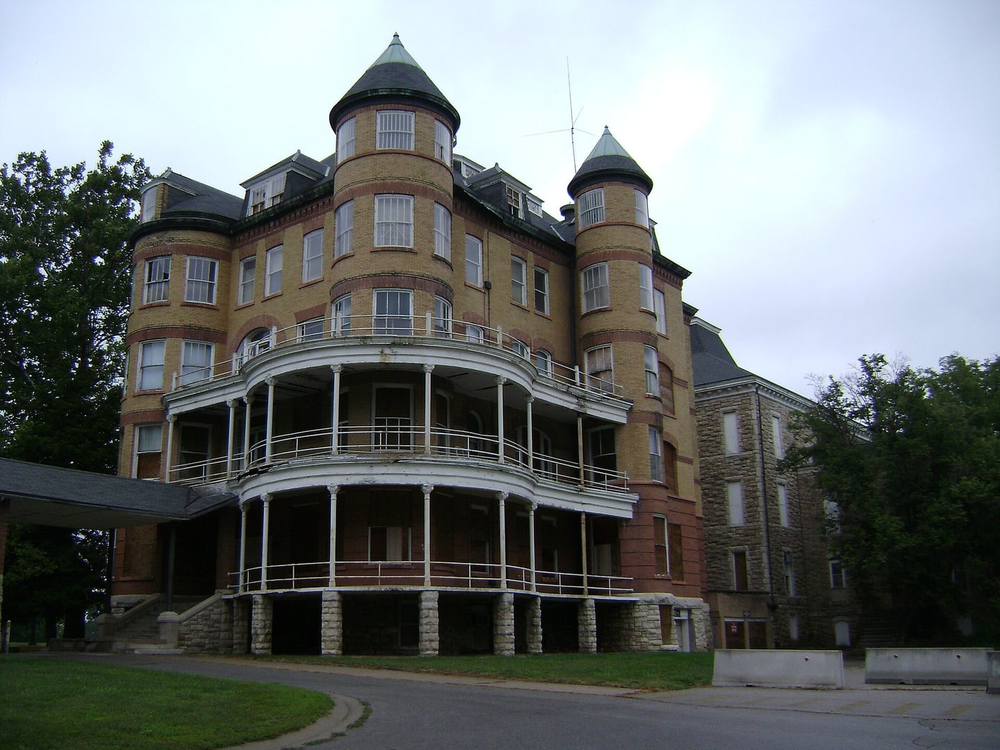 The Topeka State Mental Hospital main building photographed in 2008, two years before its demolition in 2010, in Topeka, Kansas