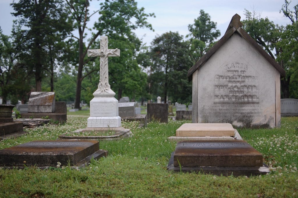 Oak Grove Cemetery in Paducah, Kentucky, established 1847 — the historic municipal cemetery and resting place of Della Robinson Barnes