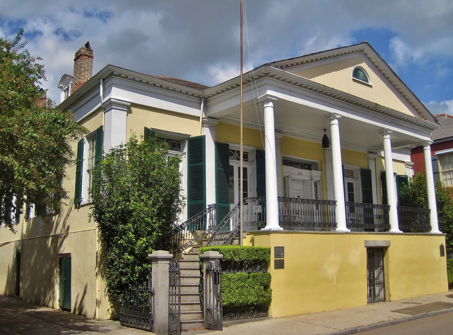 Raised central-hall facade of the Beauregard-Keyes House (1826) at 1113 Chartres Street in the New Orleans French Quarter.
