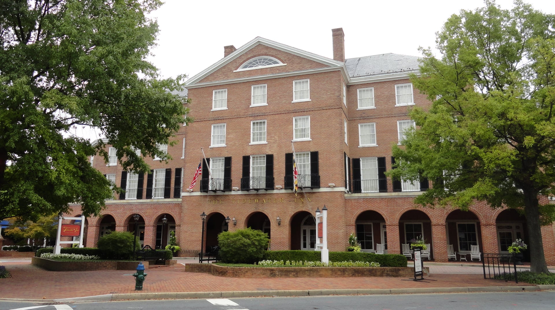 The Tidewater Inn, a Colonial Revival brick hotel in downtown Easton, Maryland.