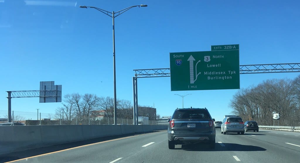 I-95 south and US 3 north (wrong-way overlap) split here. Exit 32B goes to the Burlington Mall. I-95/MA 128 south, Burlington MA.