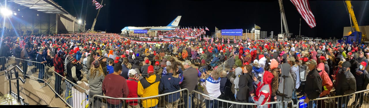 Donald Trump spoke at Duluth International Airport in Minnesota. A panoramic view of the mostly unmasked crowd attending a rally Sept. 30, 2020, at which President (Steve Herman/VOA News)