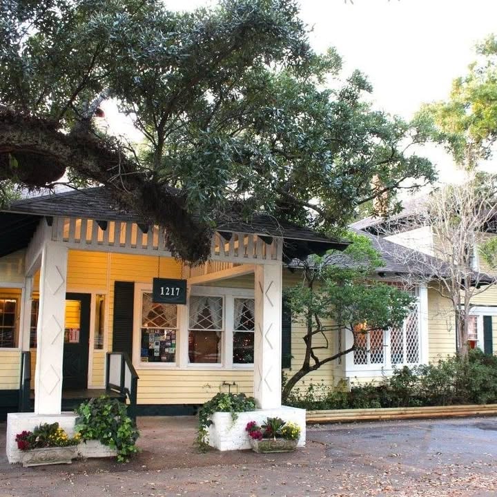 Aunt Jenny's Catfish Restaurant exterior, antebellum home with historic oaks