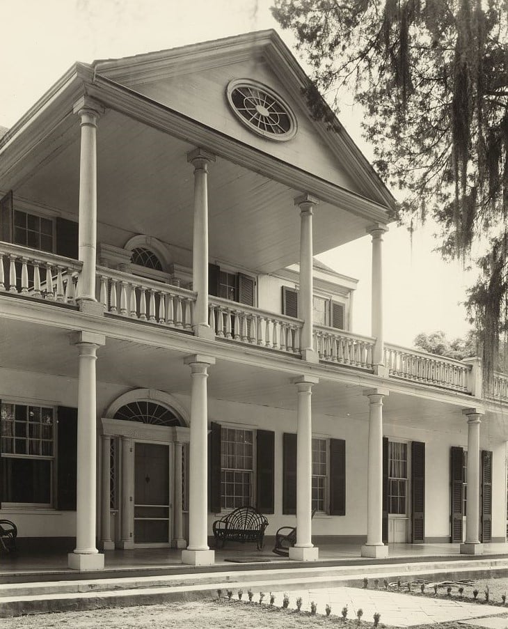 Federal-style facade of Linden, a circa-1785 Natchez mansion photographed by Frances Benjamin Johnston in 1938 for the Carnegie Survey of the Architecture of the South