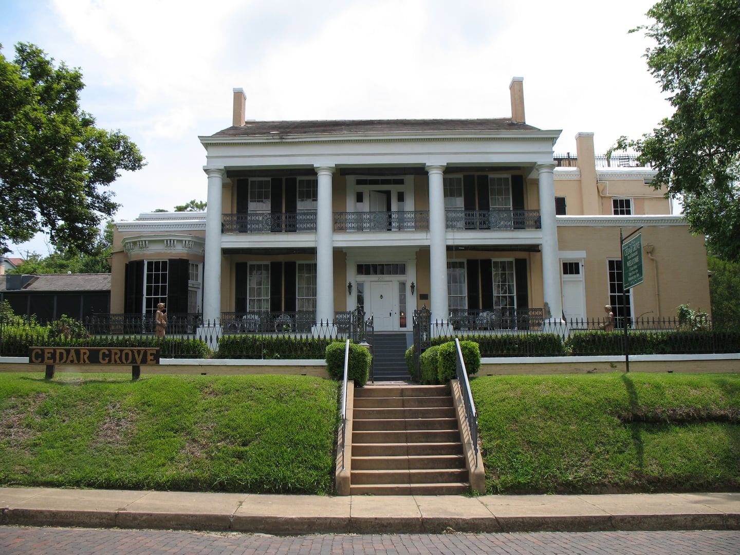 Cedar Grove Mansion — 1840 Greek Revival antebellum house on the National Register of Historic Places in Vicksburg, Mississippi