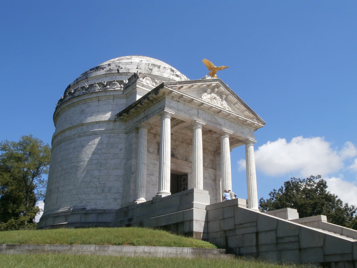 The Illinois State Memorial at Vicksburg National Military Park, Mississippi, a tall white Roman Pantheon-style monument