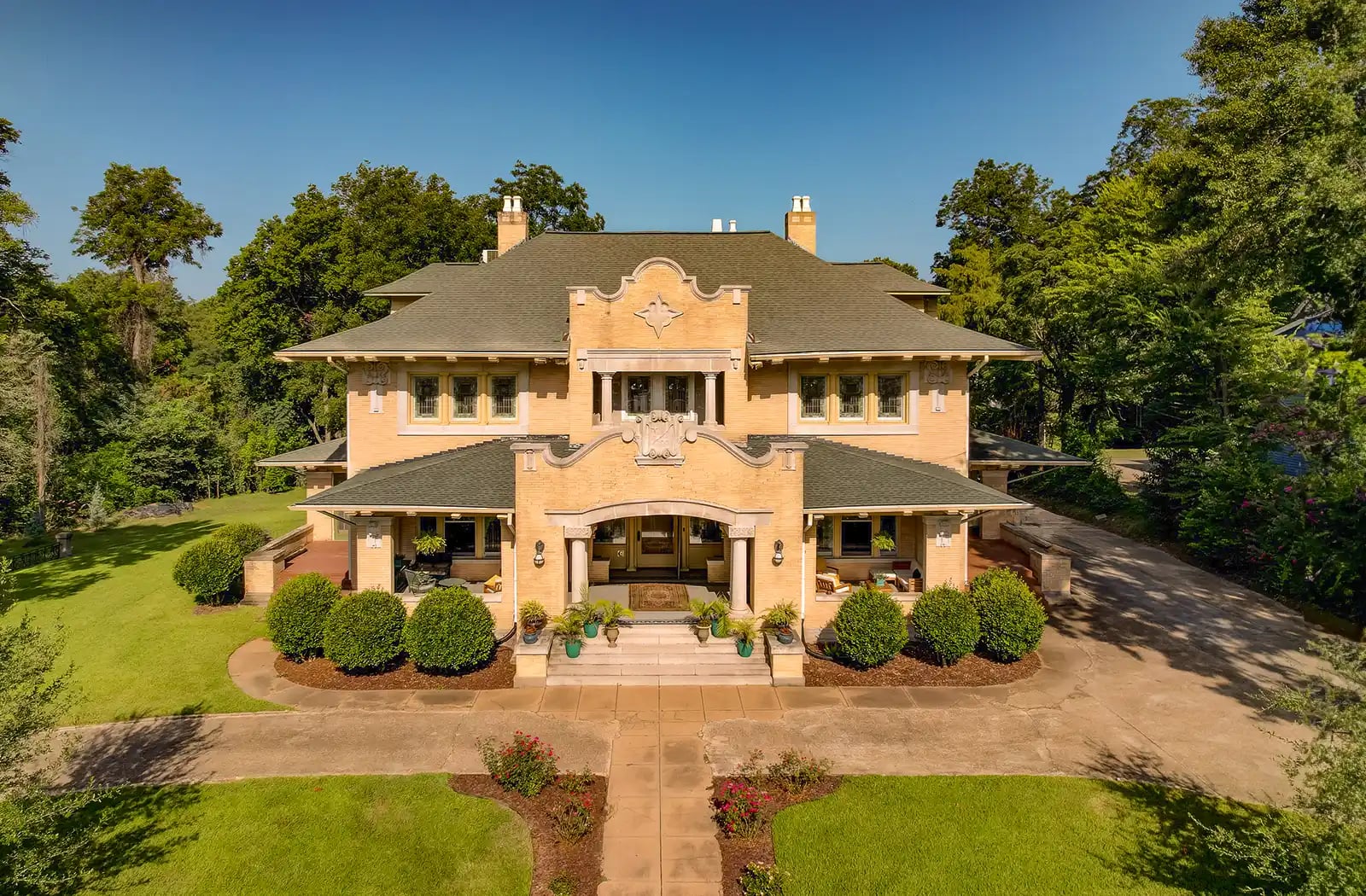 Stained Glass Manor / Oak Hall — early 20th-century Mission Revival mansion at 2430 Drummond Street, Vicksburg, Mississippi