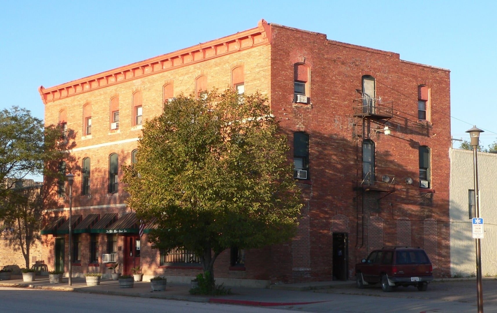 The historic 1890 Olde Main Street Inn (Hotel Chadron), an Italianate brick building on Main Street in Chadron, Nebraska, viewed from the northeast