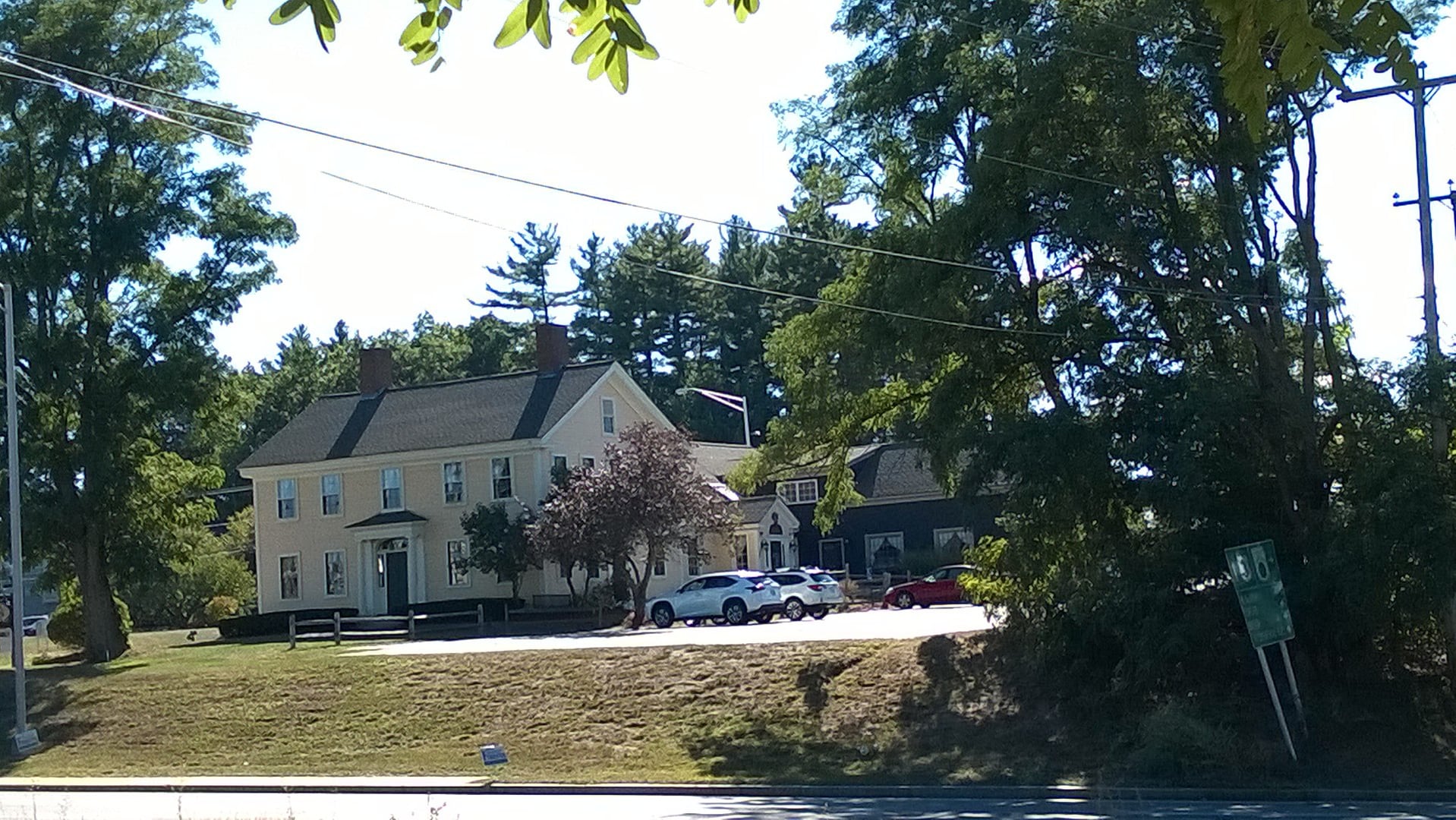 Exterior view of the 1797 Matthew Thornton House on Daniel Webster Highway in Merrimack, NH, now home to Hannah Jack Tavern and the Common Man restaurant