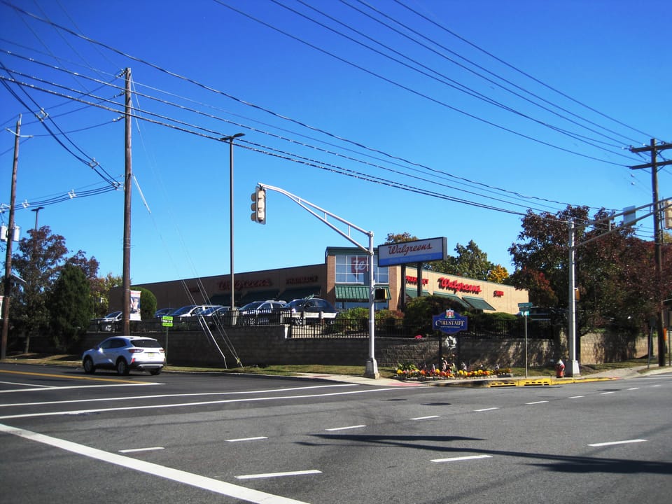 Photo of a welcome sign for Carlstadt, New Jersey along Garden Street northbound at the intersection of County Route 120 (Paterson Avenue) and Hoboken Road. Photo taken looking east.