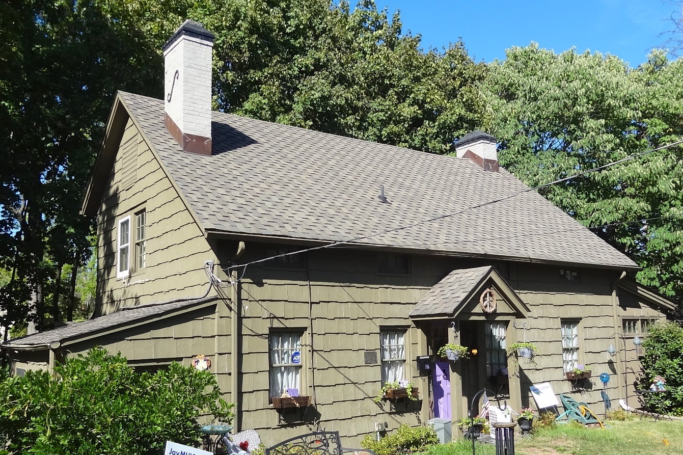 The 1740 Ayers-Allen House at 16 Durham Avenue in Metuchen, New Jersey, with its NRHP plaque visible