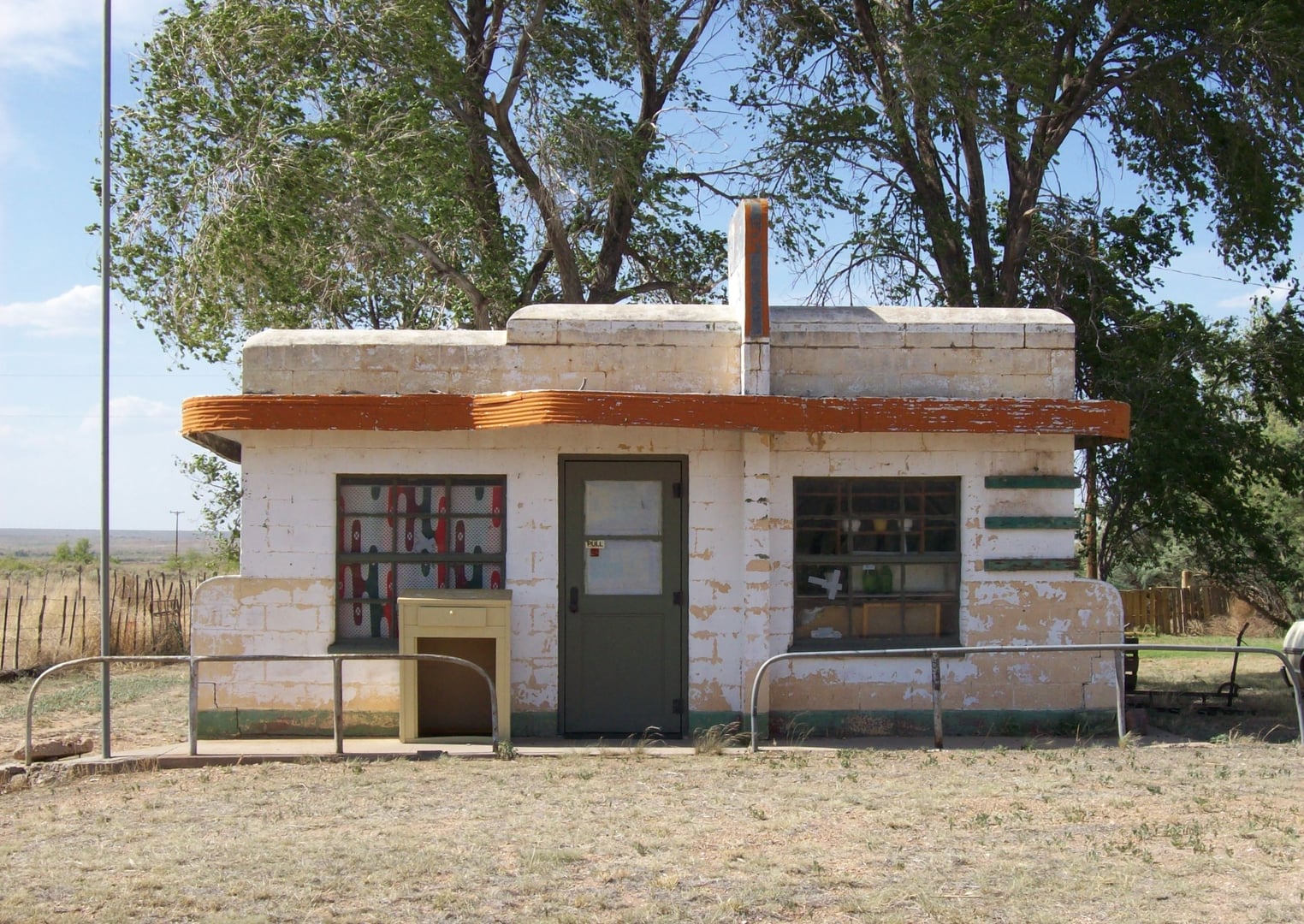 Abandoned Streamline Moderne cafe at Glenrio ghost town on the New Mexico-Texas Route 66 border