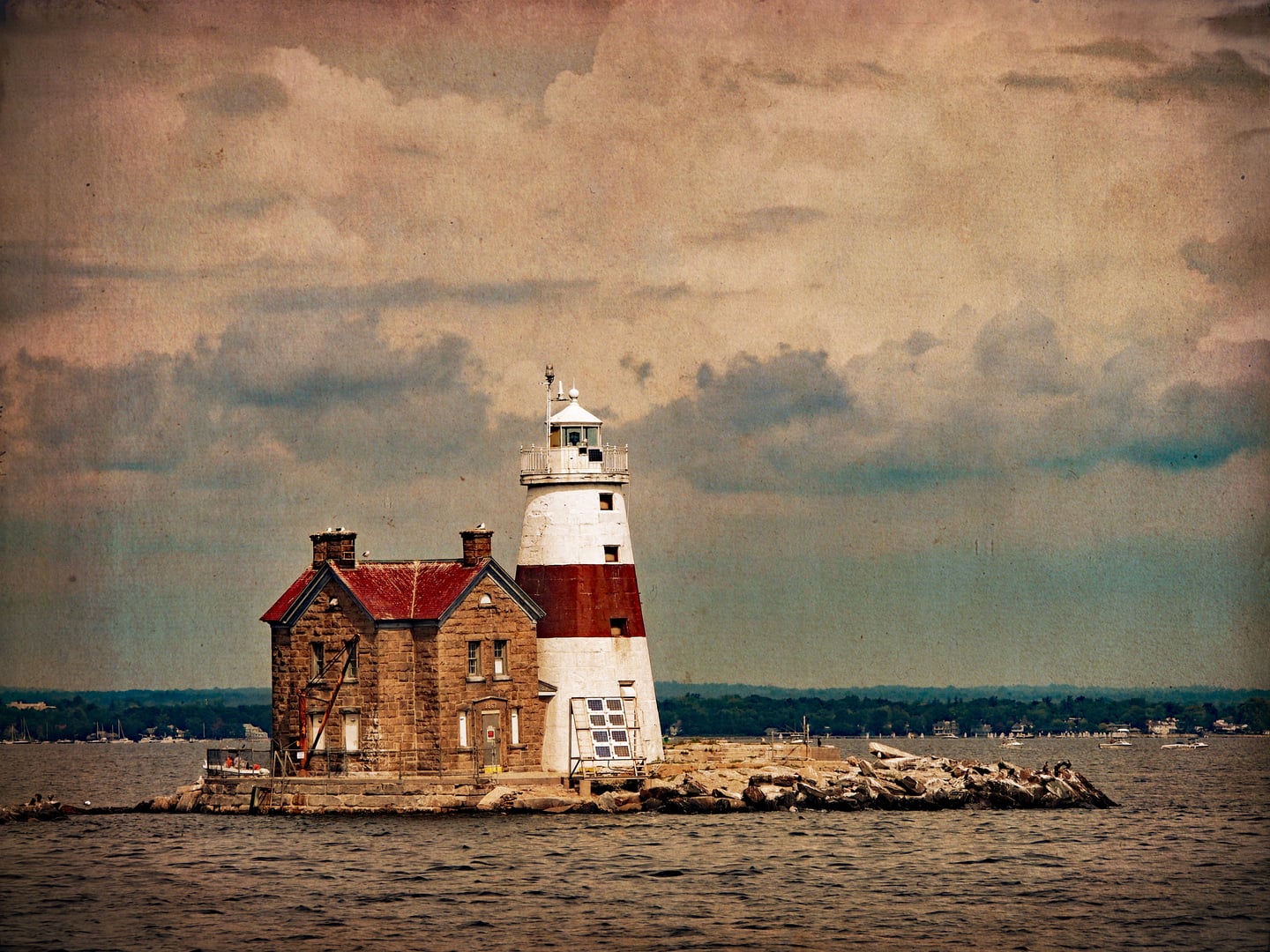 Execution Rocks Lighthouse standing on a rocky outcrop in Long Island Sound