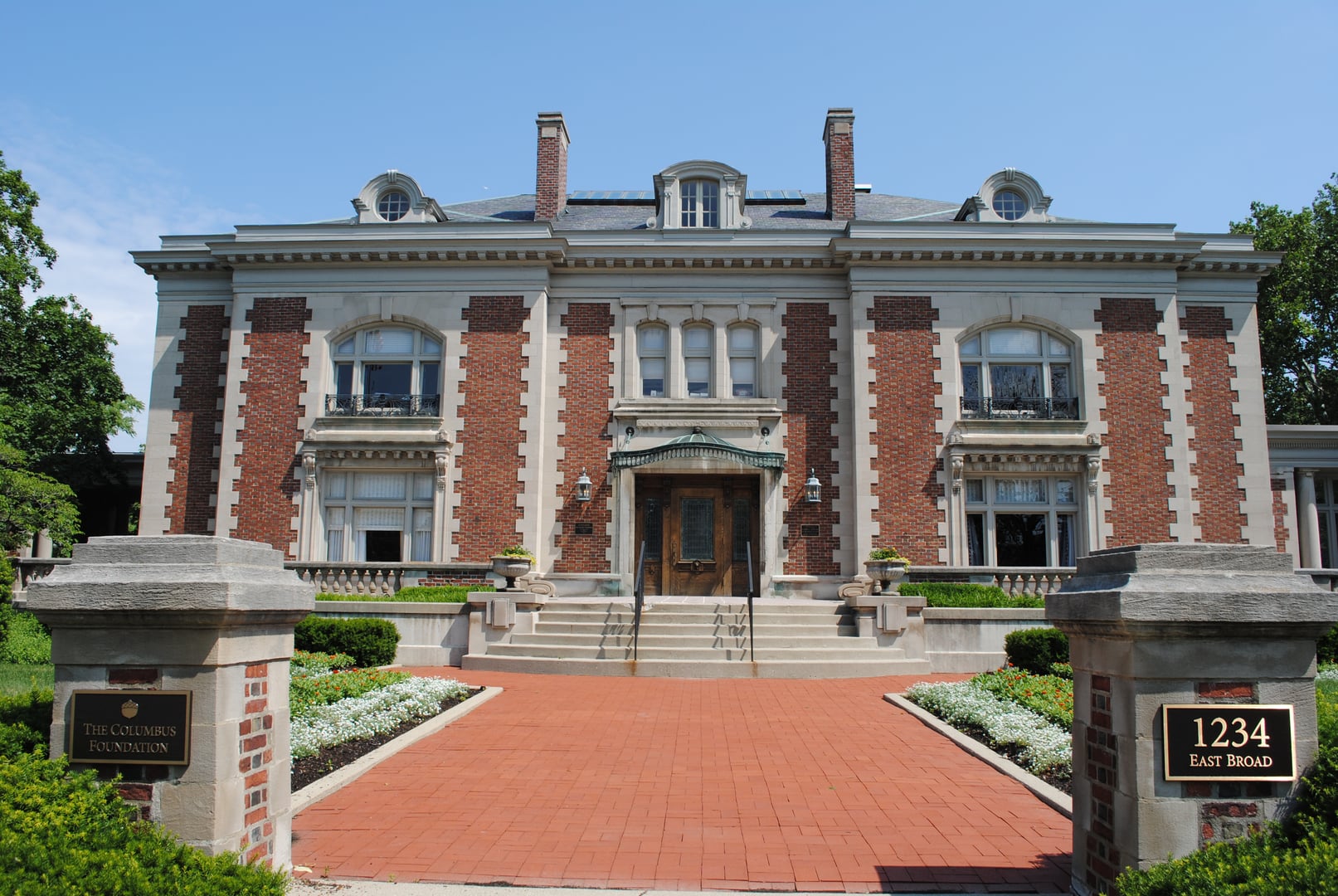 The Old Governor's Mansion on Broad Street in Columbus, Ohio, an early 20th-century residence formerly occupied by Ohio governors