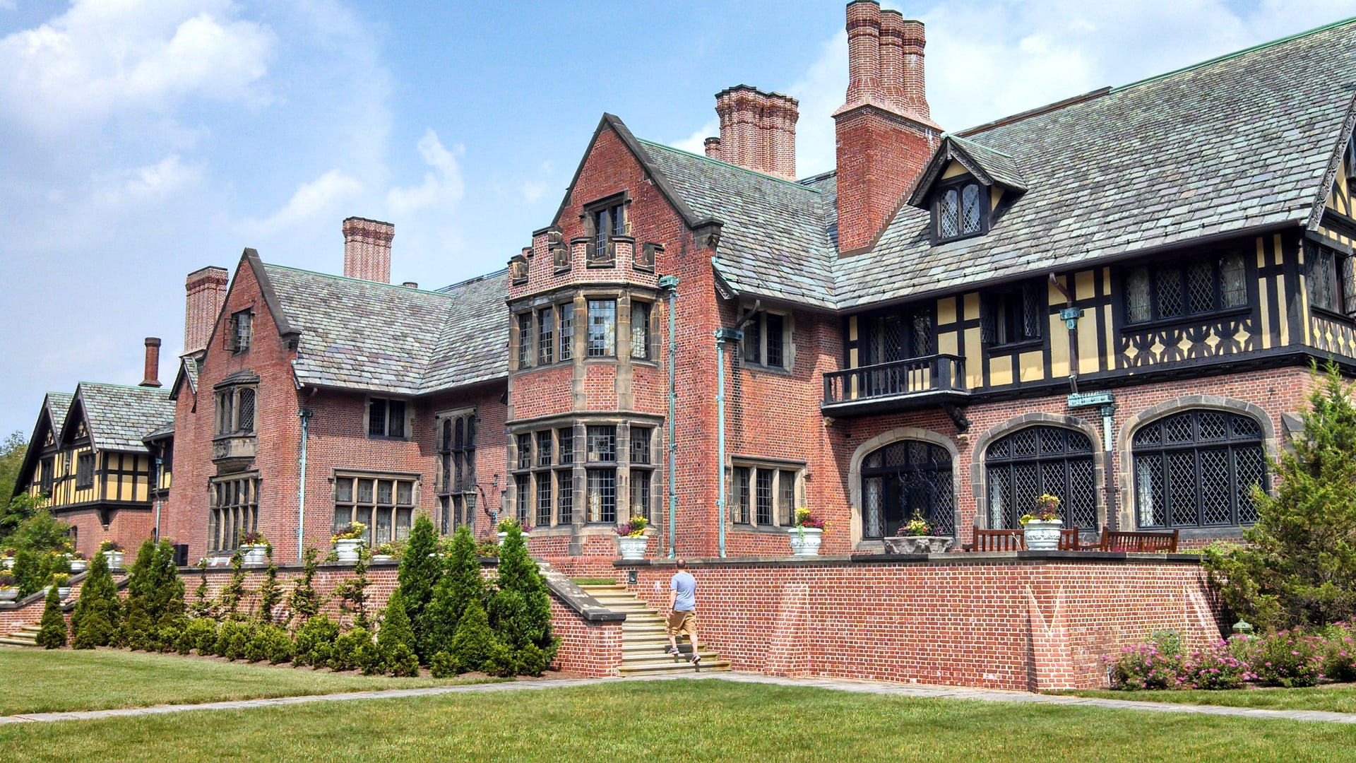 Stan Hywet Hall in Akron, Ohio — Tudor Revival facade