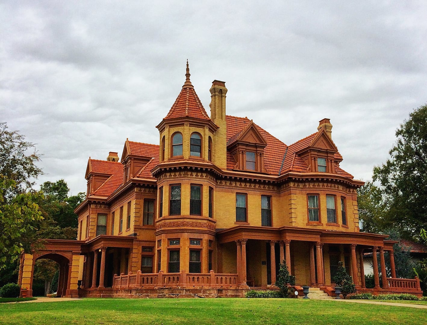 The Henry & Anna Overholser Mansion, a 1903 Chateauesque-style historic house at 405 NW 15th Street in Oklahoma City's Heritage Hills.