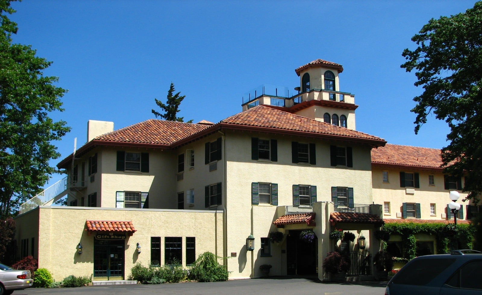 Columbia Gorge Hotel historic 1920 hotel above the Columbia River in Hood River Oregon