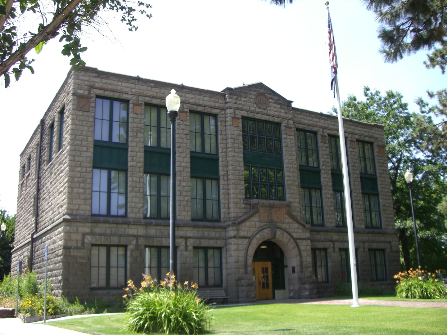Three-story brick Reid School building of 1914 in downtown Bend, Oregon, now home to the Deschutes Historical Museum