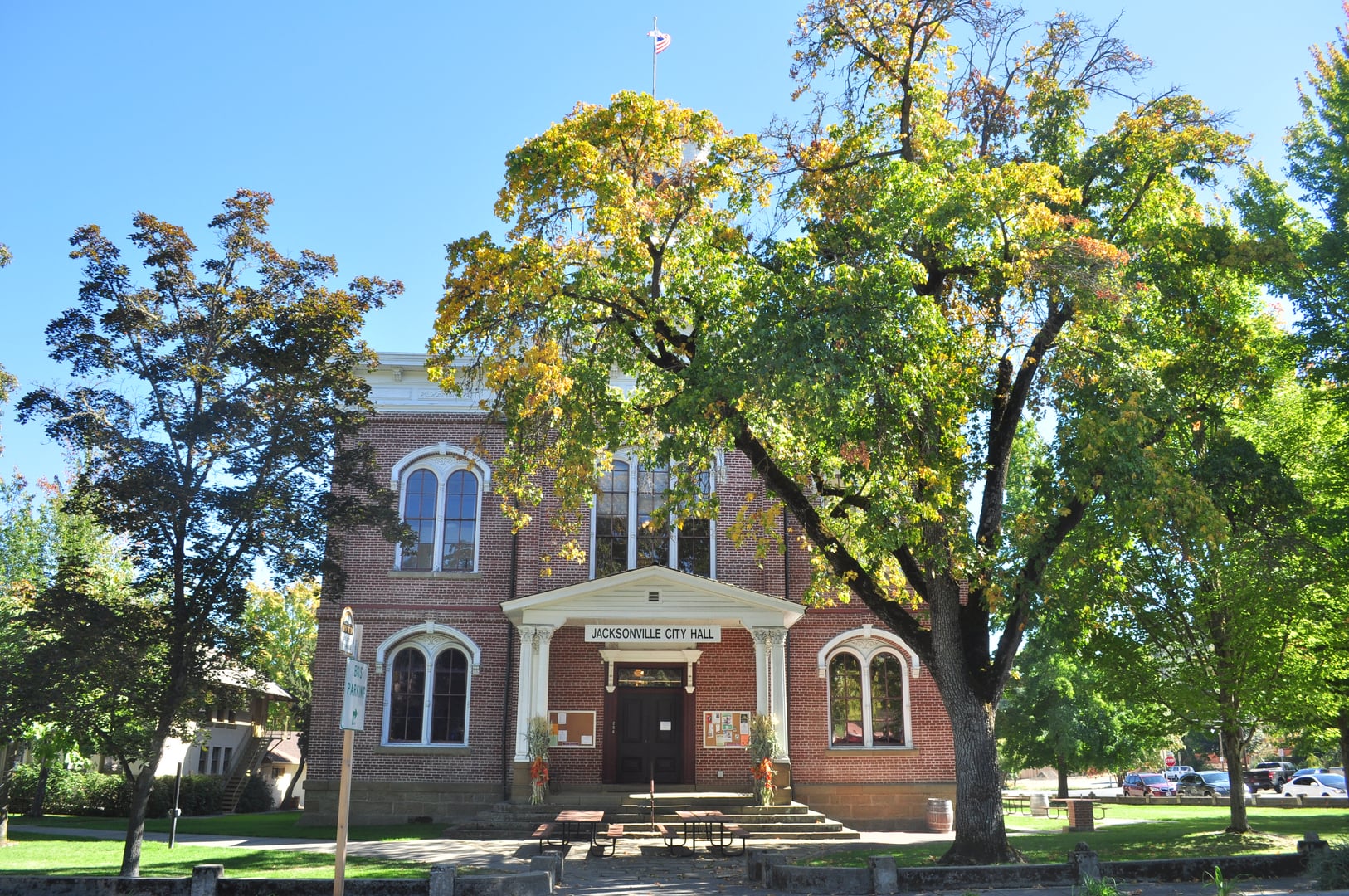 The former Jackson County Courthouse, an 1880s brick building in Jacksonville, Oregon