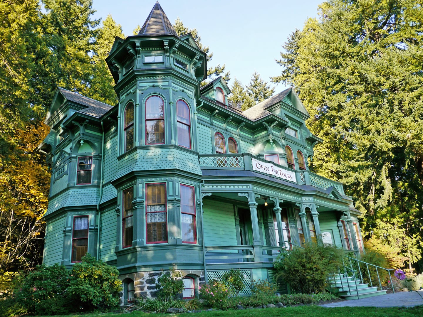 The Shelton McMurphey Johnson House, an 1888 Queen Anne Victorian on Skinner Butte in Eugene, Oregon
