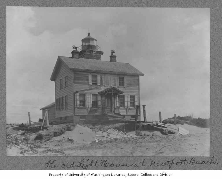 White wooden Yaquina Bay Lighthouse with attached keeper's quarters in Newport Oregon