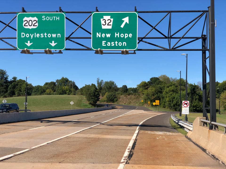 View south along U.S. Route 202 at the exit for Pennsylvania State Route 32 (New Hope, Easton) in Solebury Township, Bucks County, Pennsylvania