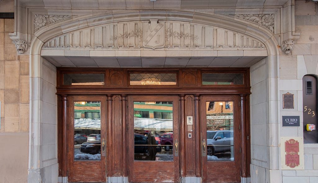 Carved-stone, Art Deco-trimmed street entrance with wood-and-glass doors; the building's '523' address numeral is visible above the doorway. Photographed by Carol M. Highsmith, 2021, Library of Congress.