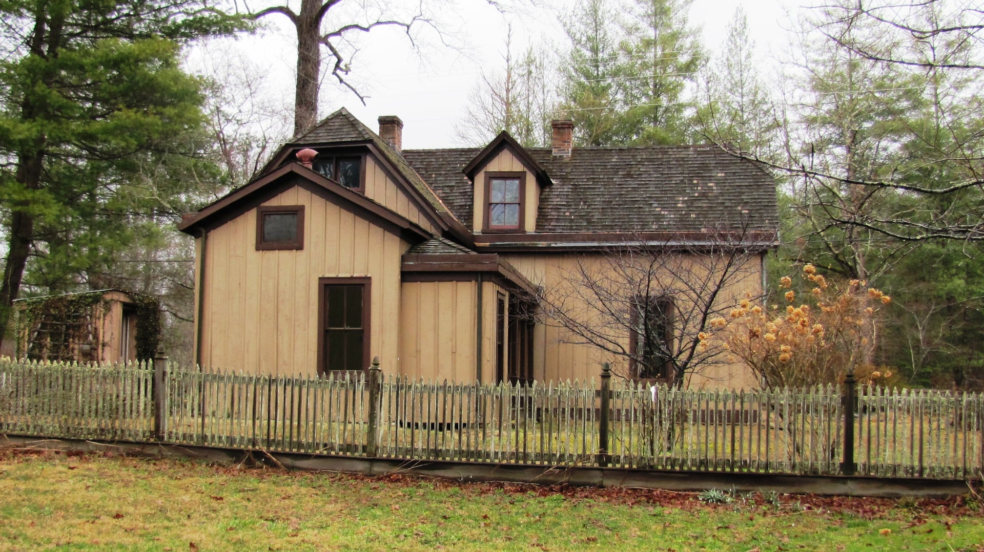 Kingstone Lisle 1884 Victorian historic home in Rugby Tennessee colony