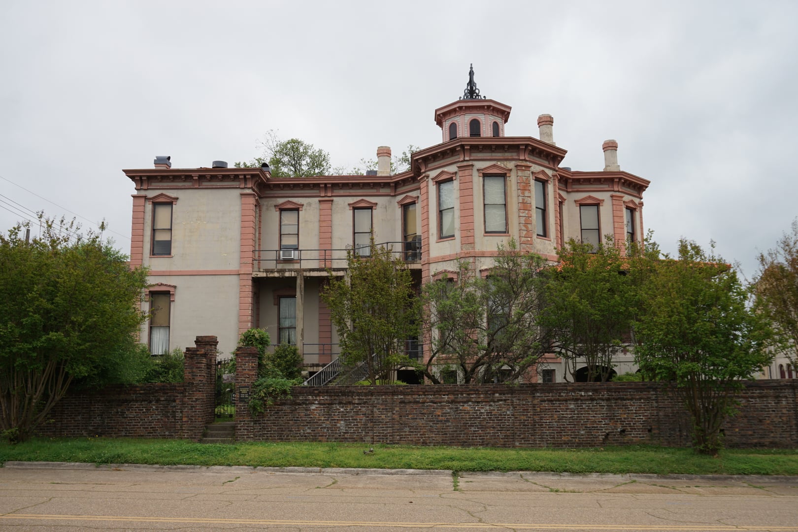 Exterior of the Ace of Clubs House in Texarkana, Texas, showing the 1885 Italianate Victorian structure with its distinctive octagonal wings and 22-sided shape